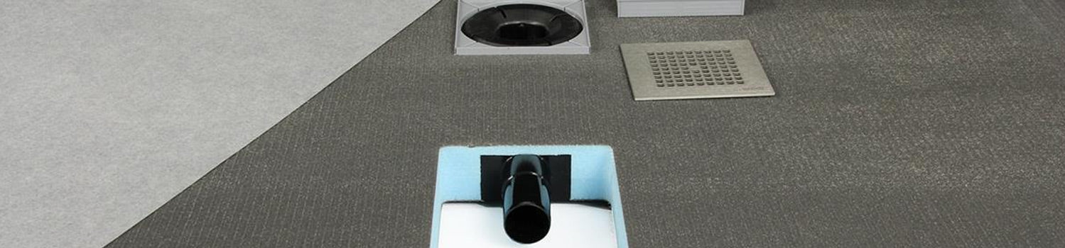 Systèmes de douche avec écoulement intégré