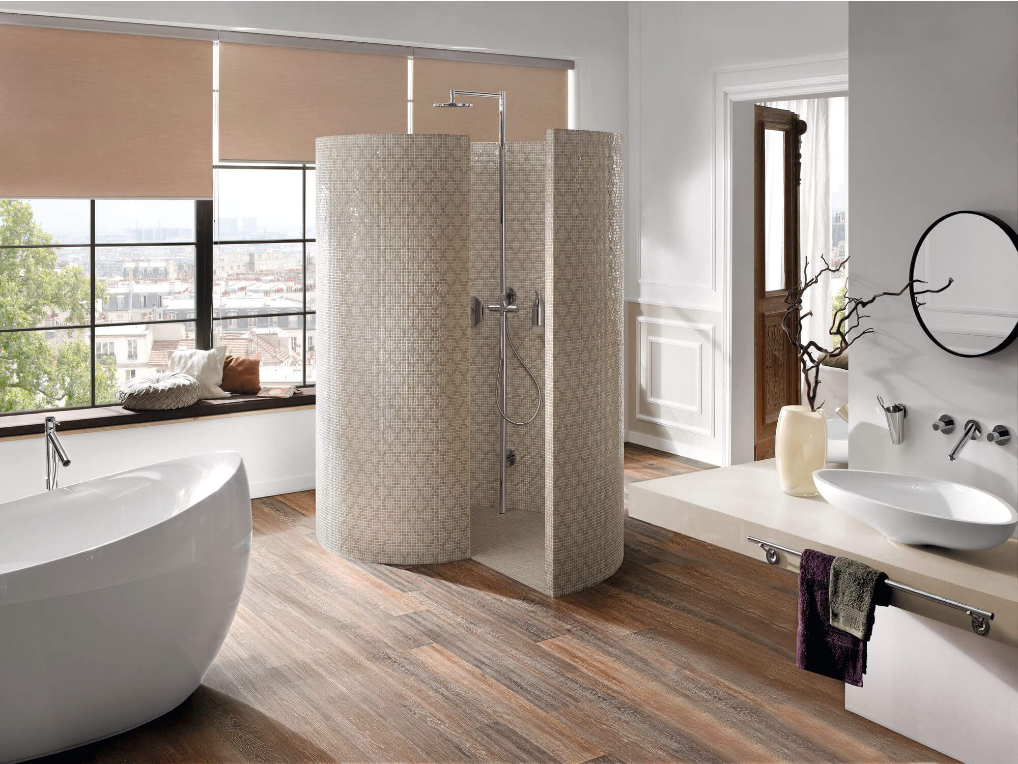 Salle de bain avec une douche Nautilo et receveur en forme de colimaçon